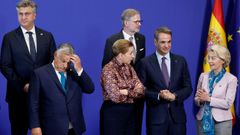 Cabizbajo, Viktor Orbán junto a otros dirigentes europeos.