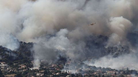 Un helicptero intentando apagar el fuego del incendio forestal en Francia