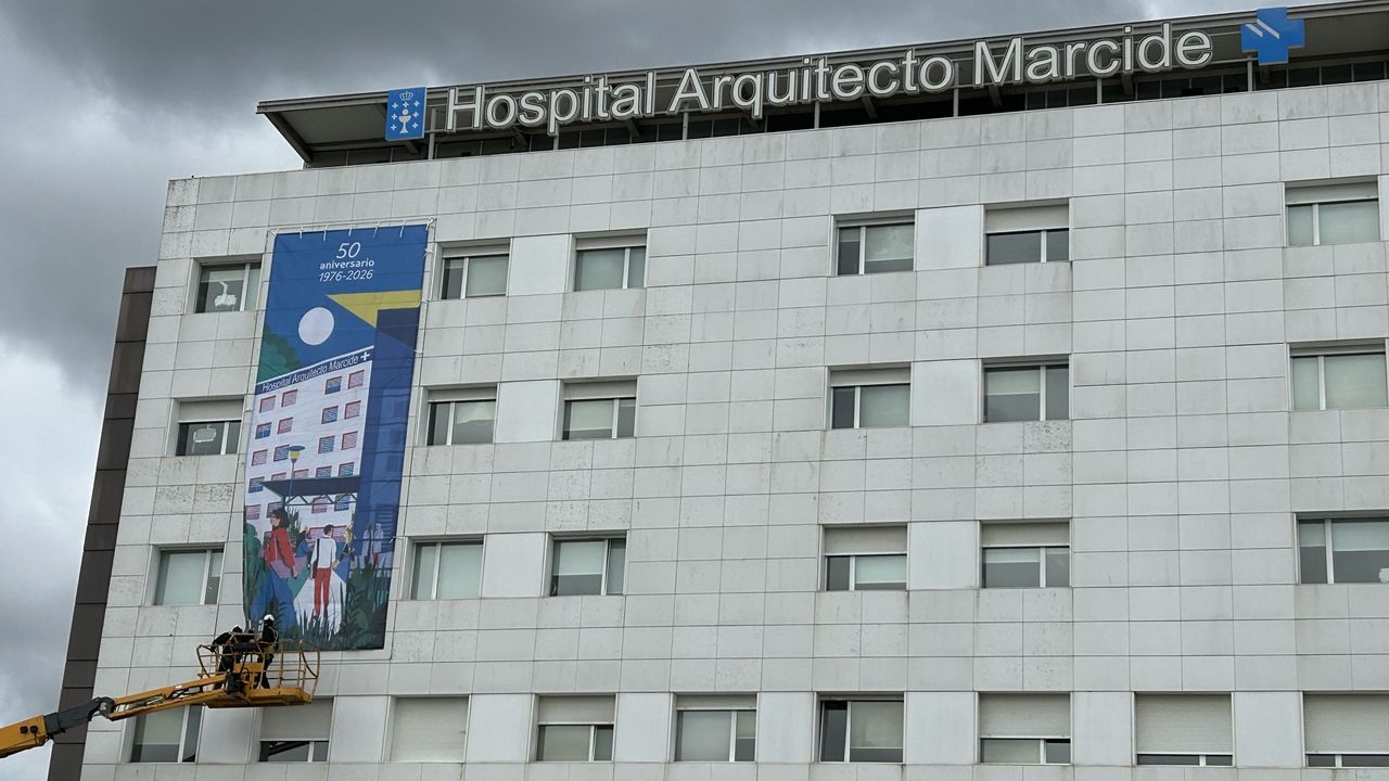 Sobre la fachada del hospital ya luce una lona conmemorativa de los 50 a�os del Marcide