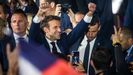 Emmanuel Macron, este domingo, saludando a sus simpatizantes en el acto de celebración en el Campo de Marte de París