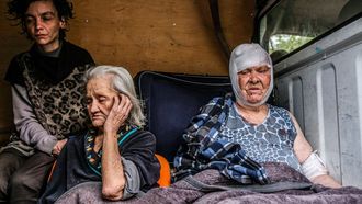 Residentes en Severodoneskt son trasladadas en una furgoneta a Kramatorsk (Donetsk)