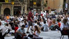 Imagen de archivo de grupos de jóvenes tomando cervezas en el barrio barcelonés de Gracia 