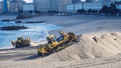 Las mquinas trabajan ya para levantar la duna de Riazor contra los temporales