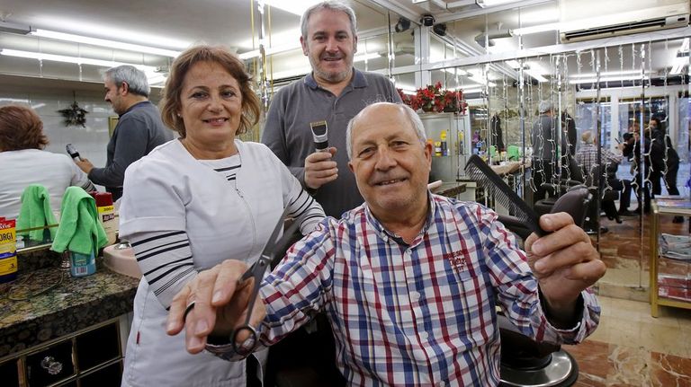 Enrique, dueño de París, en el centro, junto a sus históricos trabajadores, Fátima y Rafa. 
