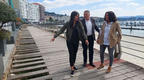 La concejala de Urbanismo, Flavia Besada; el alcalde de Sanxenxo, Telmo Martín; y la presidenta de Portos, Susana Lenguas; en el Paseo dos Barcos en Sanxenxo