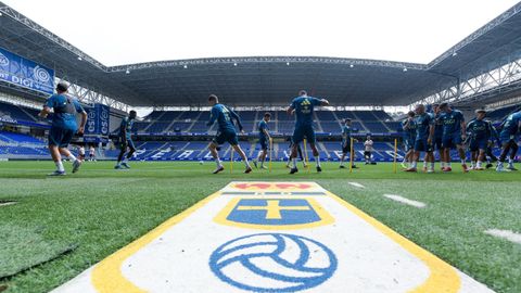 Los jugadores del Real Oviedo entrenan en el Carlos Tartiere