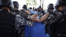 Militares escoltan a unos pandilleros arrestados en El Salvador.