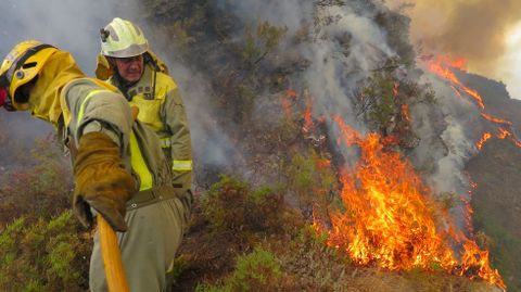 Los bomberos trabajan en la zona de Monte de Miranda, en las proximidades de las aldea de Cortes y Seceda