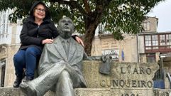 Estrella Dorado, junto a la estatua de Álvaro Cunqueiro, en Mondoñedo, durante su primera visita a España, en noviembre