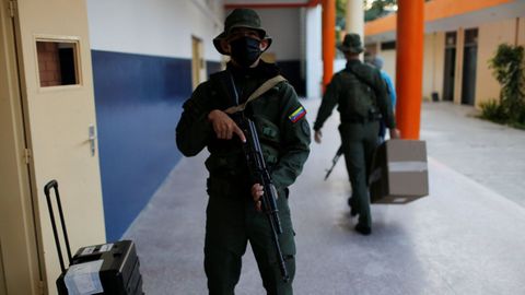 La Guardia Nacional Bolivariana custodia un equipo de votación en una escuela en los preparativos de las elecciones. 