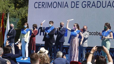 El vicepresidente de la Xunta, Alfonso Rueda; la directora de Turismo de Galicia, Nava Castro; y el rector de la USC, Antonio López, presidieron el acto de graduación en el CSHG.