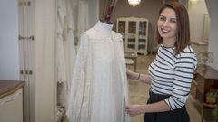 Ana Prados abri en el 2019 en A Rosa una academia de patronaje y un atelier donde confecciona vestidos de novia e invitada. Este mayo traslad esta segunda actividad a otro establecimiento, situado casi enfrente