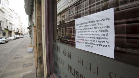 En la imagen, un cartel de un pub de la calle Magdalena anunciando el cierre temporal de sus instalaciones por el coronavirus