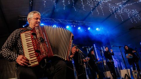 El concierto de Xabier Díaz reunió a cientos de personas en el recinto del mercado Petiscos de Nadal, de Taboada
