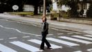 Suso Vaamonde, en 1980, camiñando polo paso de peóns que aparece na portada de «Abbey Road» dos Beatles