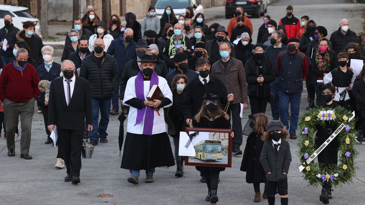 La tormenta destroza un campanario en Teo.Cola en el hospital Cl�nico para realizar PCR sin cita previas