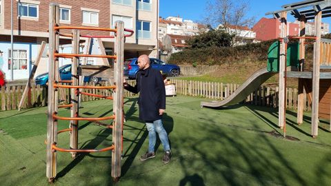 El concejal Iván Puentes, en el parque infantil de Pasarón, en Pontevedra, que va a ser reformado
