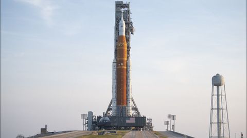 El cohete SLS se encuentra desde hace unas horas en la pista de lanzamiento, en Florida