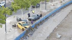 Imagen de unos vehculos destrozados a causa de la tormenta de agua cada sobre Zaragoza