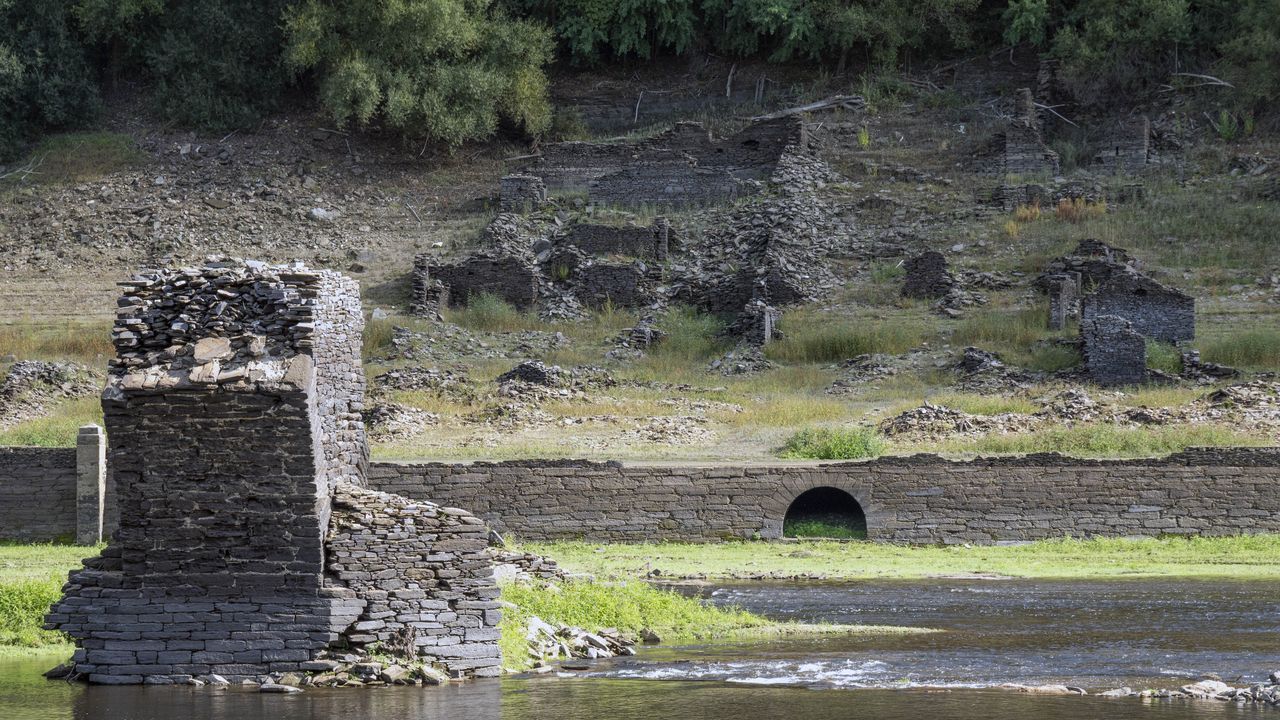 Vaciado histrico del embalse en Portomarn.Rebeca Nez es la directora de Cova da Xabreira