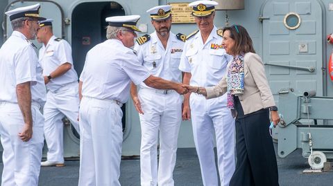 El almirante jefe del Arsenal de Ferrol, Ignacio Frutos, saluda a la ministra a su llegada al buque en presencia de otras autoridades de la Armada.