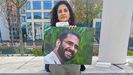 La hermana de Fattah sostiene una foto suyo para pedirle a las autoridades de Reino Unido que medien en su liberación
