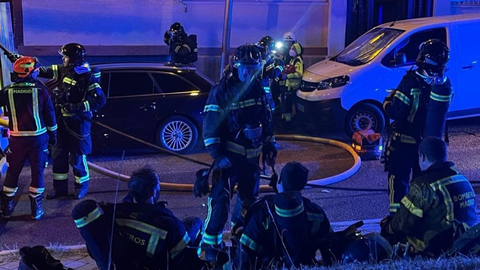 Efectivos de Bomberos tras el operativo de rescate.