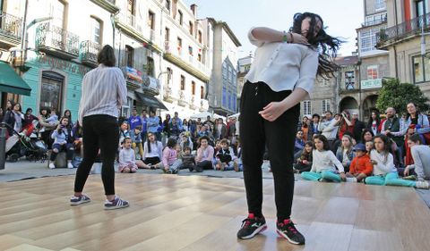 El baile fue uno de los protagonistas de la jornada de ayer en la plaza de Curros Enrquez