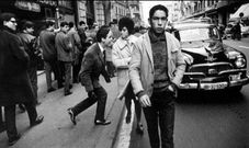 Un hombre piropea a una mujer en pleno centro de Barcelona, en la posguerra espaola