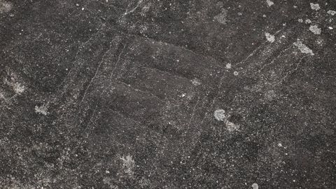 El petroglifo de Os Mouchos, en Rianxo, fue regrabado con un objeto punzante el pasado verano