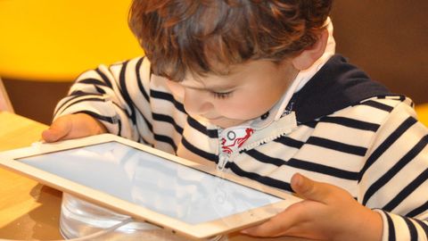 Los expertos advierten de los riesgos que supone dejar una huella digital de los menores