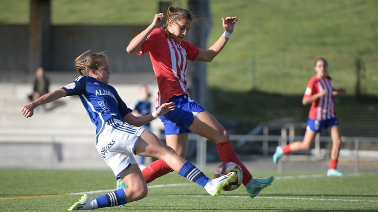 Anina disputa un balón durante el Real Oviedo-Atlético C