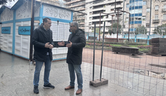 Miguel Mart�n junto a los puestos a�n montados de la Alameda, tres semanas despu�s del apagado de las luces de Navidad