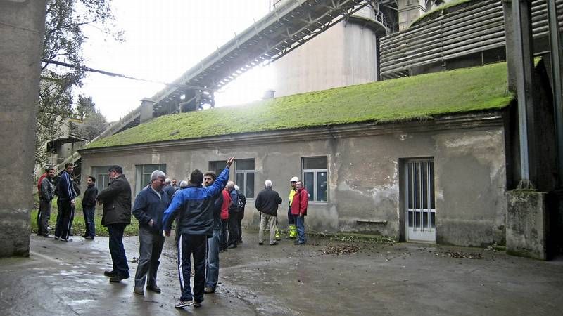 Los empleados de Cementos Cosmos esperan contar con el respaldo de la Xunta.