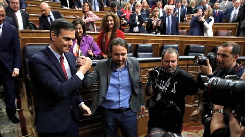Saludo entre Pedro Sánchez y Pablo Iglesias tras la votación de investidura