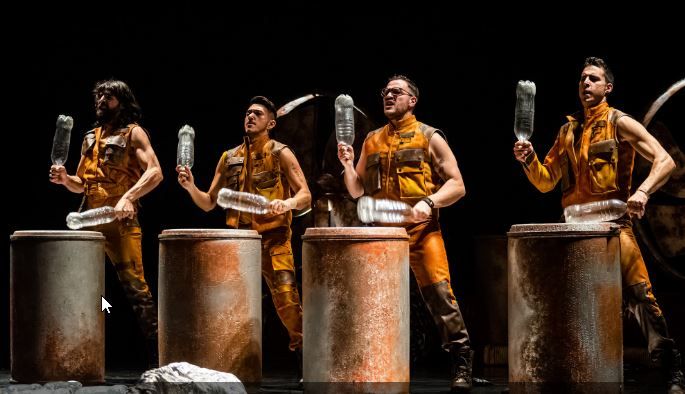 Dos trabajadores heridos al implosionar un silo de aceite de palma en el puerto de Vigo que dejó un vertido.Lupe Blanco regueifará hoxe en Camariñas