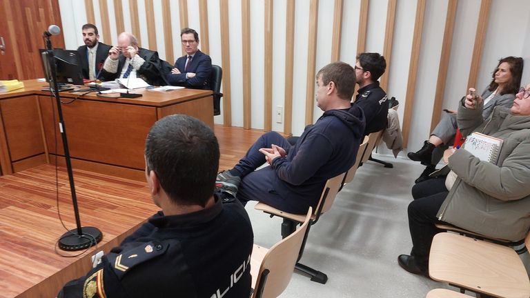 Casi 11 años de cárcel para un acusado de injuriar y acosar a jueces y abogados de Vigo