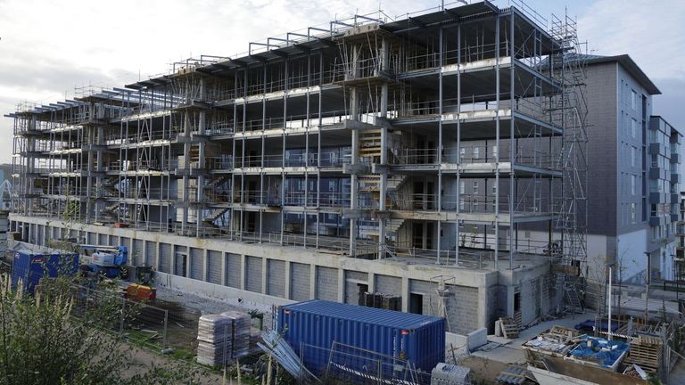 La falta de vivienda asequible desacelera las ventas, pero el precio subirá un 7% en el 2026, según BBVA Research