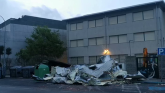 El temporal arranc planchas del tejado del IES de Rodeira, en Cangas.