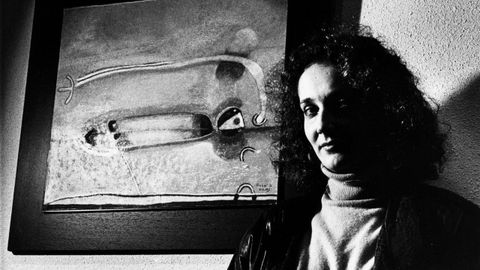 Rosala Dans -hija de la pintora Mara Antonia Dans y el periodista y escritor Celso Collazo Lema- , posando junto a uno de sus cuadros en la exposicin de sus pinturas en A Corua en 1989.
