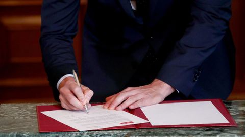Detalle de la firma del acuerdo