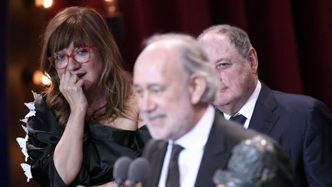 Isabel Coixet y su equipo recogiendo el premio a mejor pelcula en Los Goya por La Librera