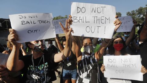 Manifestantes levantan papeles con el lema «No los rescates, en referencia a los politicos, durante la visita de un enviado de EE.UU.