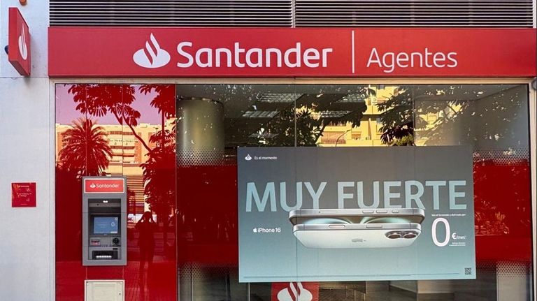 Dos senadores de EE.UU. piden que se frene la compra del Webster por el Santander