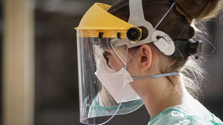 Las pantallas son un sistema eficaz para proteger a los sanitarios del contagio de Covid-19