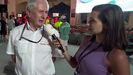 Helmut Marko, asesor de Red Bull, y Andrea Schlager, periodista y novia de Fernando Alonso, piloto de Aston Martin