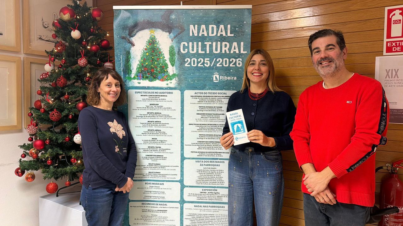 Los t�cnicos municipales, Sara Garc�a y Unai Gonz�lez, acompa�aron a la concejala de cultura, Ana Barreiro, en la presentaci�n del programa navide�o