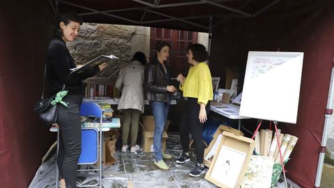 Compostelanos y visitantes tienen la posibilidad hoy de disfrutar en la Praza de Mazarelos de la Feira do Libro