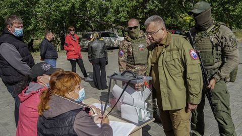 El alcalde de Mariupol, Konstantin Ivashchenko, habla con miembros de la comisión electoral local durante la votación en la ciudad ocupada.