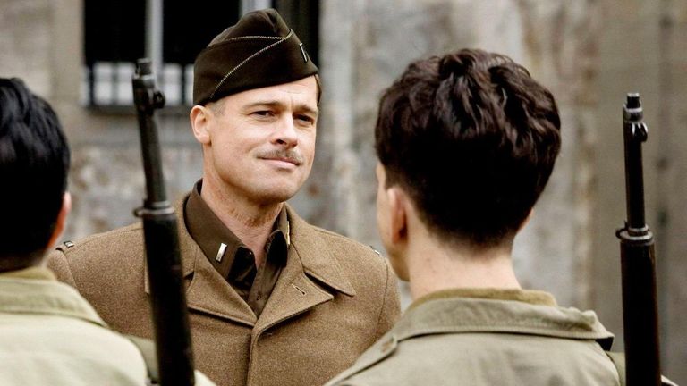 Qué películas ver hoy en televisión: Los jovencísimos Jorge Sanz y Maribel Verdú, una de Indiana Jones y un comando «matanazis» liderado por Brad Pitt